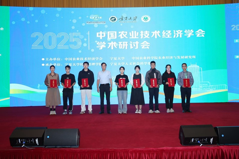 文件名称:颁奖合影.jpg原图大小:0.13MB